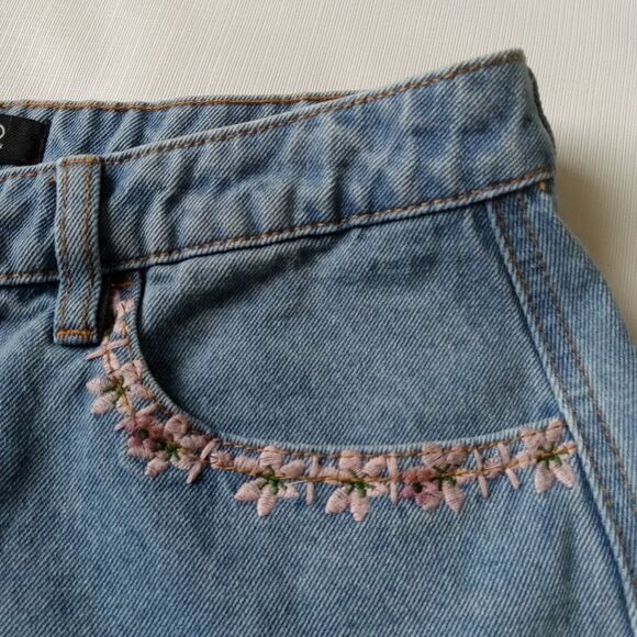 Buffalo David Bitton Button Front Embroidered Floral Denim Skirt Size 30 Waist - Picture 8 of 12